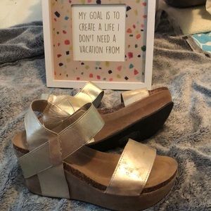 Pierre Dumas Gold Sandals size 10. 💗💝